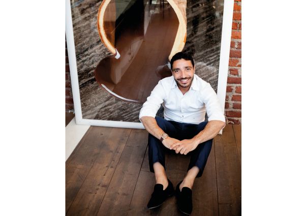 Uomo seduto con foto di cioccolato. Ristorazione organizzata, Cioccolatitaliani.