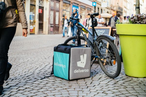 Bicicletta Deliveroo con borsa termica per food delivery. Servizio di consegna a domicilio.