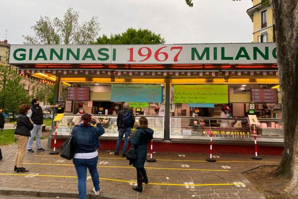 Giannasi Milano: spiedo e gastronomia dal 1967. Clienti in fila, distanziamento sociale.