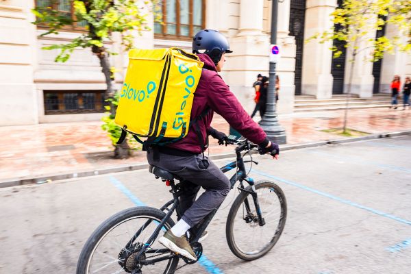 Corriere Glovo in bici. Servizio di food delivery rapido e affidabile. Ordina ora!