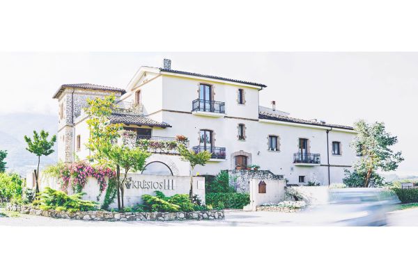 Esterno del ristorante stellato Krèsios. Fine dining e vino di qualità in Campania.