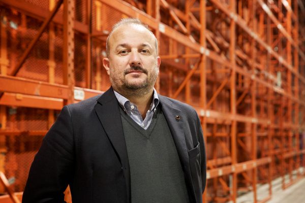 Luca Pirola, esperto di Fase 2, in un magazzino. Ripartenza economica e logistica.