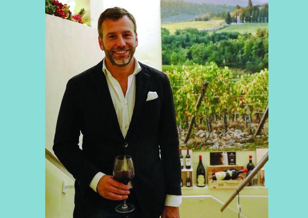Luca Pizzighella di Signorvino con calice di vino rosso. Ristorazione organizzata e nuove strade per il settore.