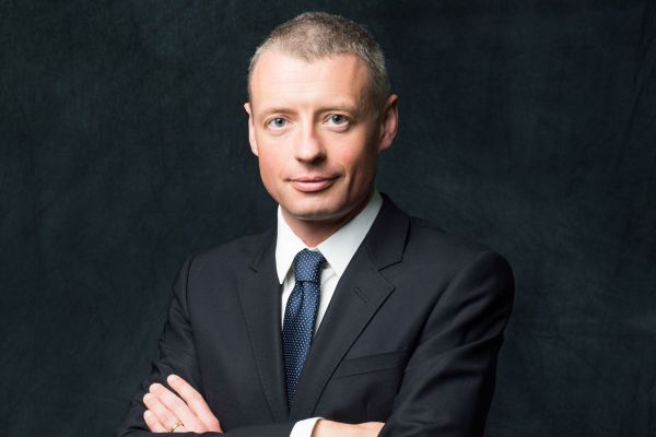 Ritratto di Wietse Mutters, nuovo AD Heineken Italia. Uomo in giacca e cravatta.