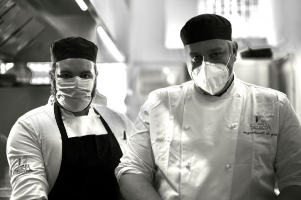 Chef Emanuele Gasperini e Marco Fossati, cucina Saigon e Shimokita. Ghost kitchen Luca Guelfi, gastronomia di quartiere.