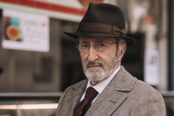 Ritratto di Dorando Giannasi, re dello spiedo a Milano. Cappello, giacca a spina di pesce e sguardo determinato.