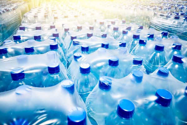 Italgrob: stock di acqua minerale in bottiglia. Distribuzione bevande e settore in crisi.