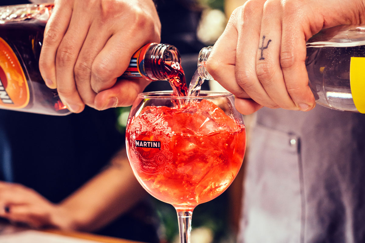 Bacardi firma #RaiseYourSpirits, campagna per aiutare bar e bartender