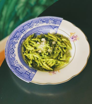 Pasta miscusi al pesto in piatto decorato. Food experience a casa.