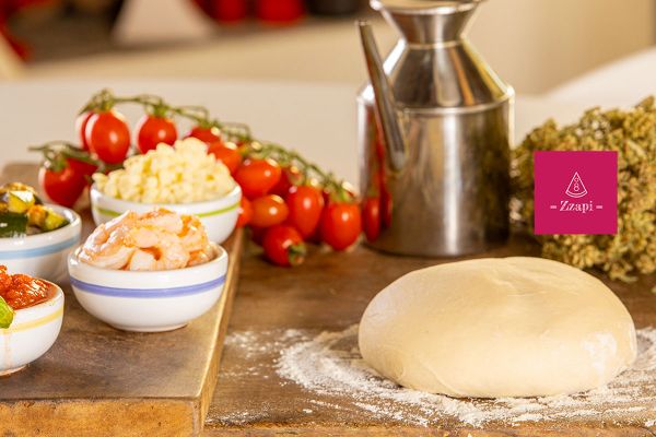 Kit pizza The Family: ingredienti freschi (pomodorini, mozzarella, gamberetti) e impasto per pizza fatta in casa.