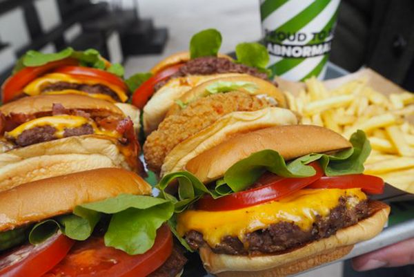 Assortimento di hamburger Bun con patatine fritte. Prodotti per il delivery.