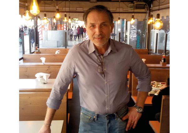 Ristoratore indipendente nel suo locale. Ripartenza e resilienza nel settore della ristorazione.