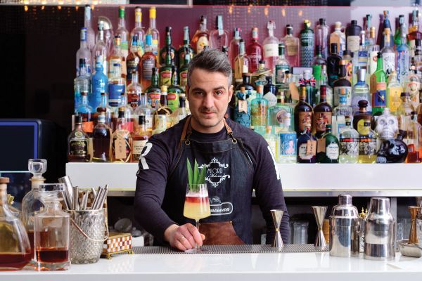 Bartender Cristian Lodi del Milord con cocktail. Futuro della mixology e barman a Milano.