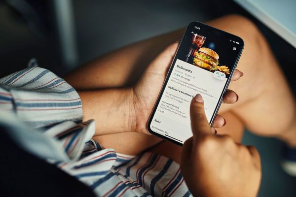Deliveroo fase due: ordine McDonald's da app. Consegne food delivery.