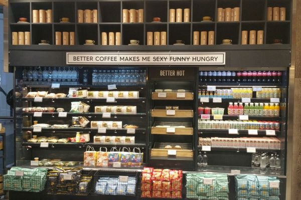 Parete attrezzata take-away: murales caldo/freddo con snack, bevande e caffè. Design per creativi e imprenditori.