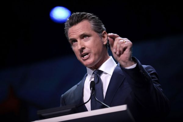 Gavin Newsom parla di cibo gratis a domicilio per anziani in California.