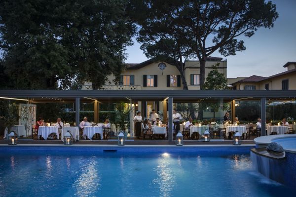 Ristorante La Magnolia, Hotel Byron. Vista piscina, lusso e relax. Salvatore Madonna e le strategie alberghiere.