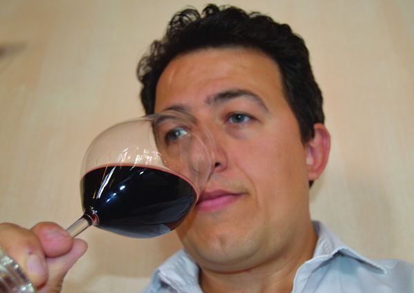 Ristoratore indipendente assaggia vino rosso. Degustazione vini, ripartenza ristoranti.