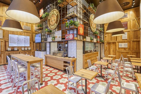 Interni di Dispensa Emilia a Milano Centrale. Riapertura con asporto e delivery.