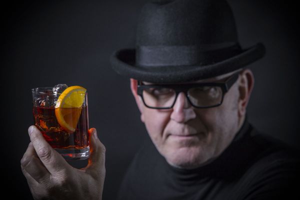 Bartender con cocktail Negroni. Un esperto del futuro al Caffè Gilli.