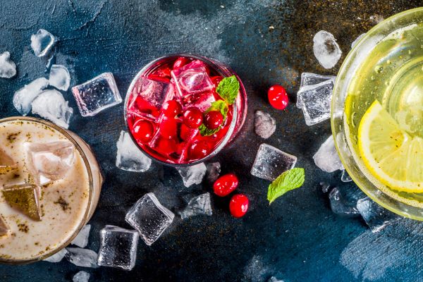 Cocktail bar con ghiaccio. Bevande fresche per ristoranti, fase 2 norme igieniche.