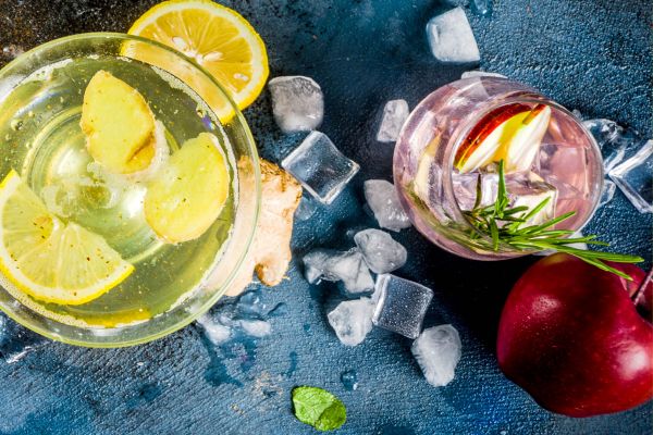 Cocktail con ghiaccio, limone e zenzero. Norme igieniche per bar e ristoranti.