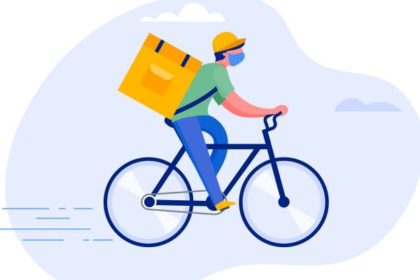 Food delivery post Covid-19. Corriere in bici con mascherina e zaino termico per la consegna a domicilio.