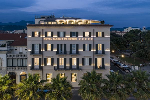 Hotel Plaza e de Russie, Viareggio. Albergo lussuoso con facciata illuminata. Design elegante, palme. Salvatore Madonna.