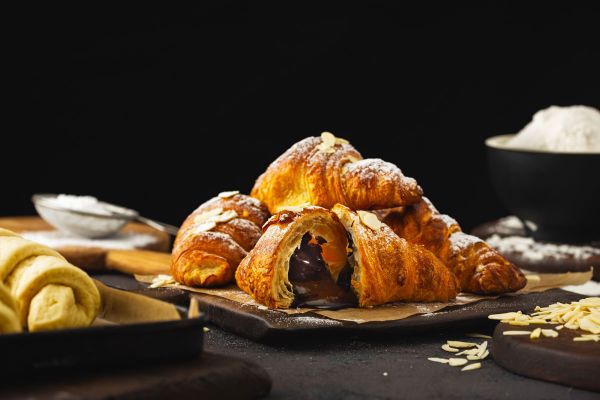 Croissant al cioccolato. Industria alimentare e pasticceria italiana.