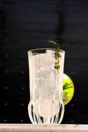 Cocktail Collins tricolore per il World Gin Day. Drink con ghiaccio e timo.