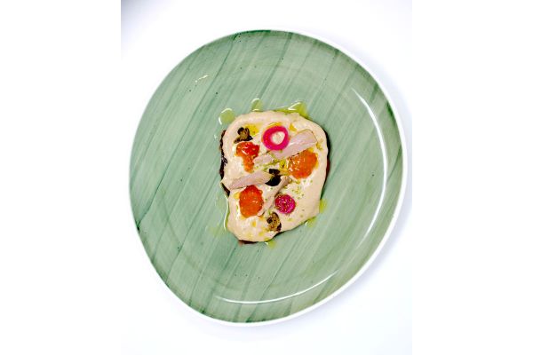 Piatto gourmet di Uovadiseppia Mare: tonno tonnato dello chef Pino Cuttaia. Ristorante a Licata, Sicilia.