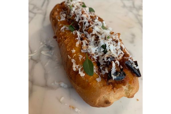 Delivery Pipero Roma: panino gourmet con ragù, scaglie di formaggio e olive taggiasche.