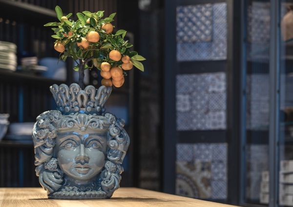 Dettaglio vaso testa di moro con mandarini, design Piero Lissoni per Miscela d'Oro, Messina.