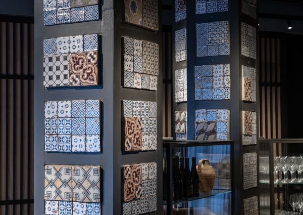 Dettaglio maioliche decorate, ex bar Billè Messina. Design Piero Lissoni, Miscela d'Oro.