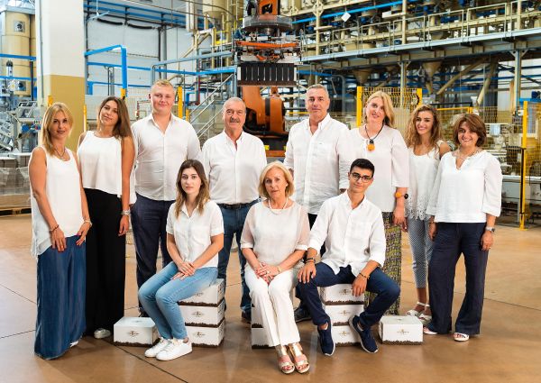 Famiglia Urbano, produttori di Miscela d'Oro. Tradizione e passione per il caffè di Messina dal 1938.