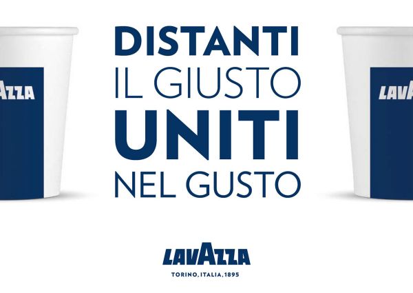Kit ripartenza Lavazza: bicchieri con slogan Distanti il giusto, uniti nel gusto. Logo Lavazza.