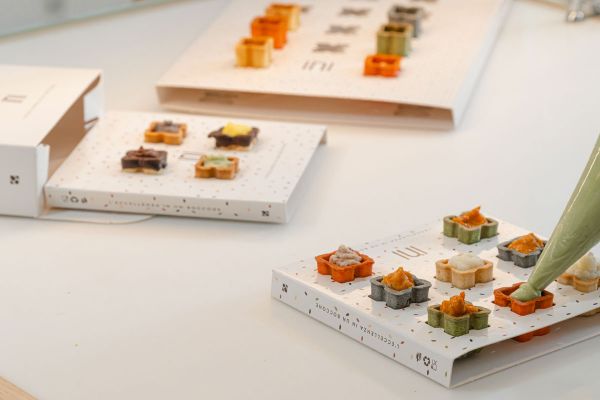 Packaging INI: bocconi gourmet per asporto e delivery. Assortimento di mini tartellette dolci e salate.