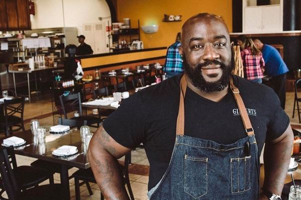 Chef Kenny Gilbert nel suo ristorante. Ristorazione e giustizia razziale negli USA.