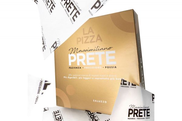 Pizza Massimiliano Prete. Consegna a domicilio da ristoratori a Saluzzo. Packaging dorato, design elegante.