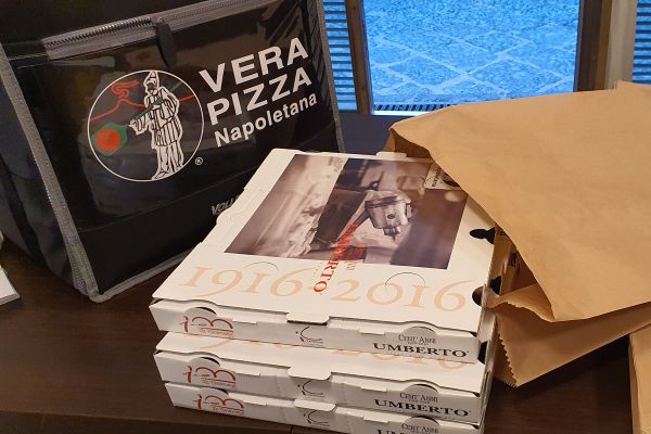 Consegna a domicilio: cartoni pizza Umberto e borsa termica Vera Pizza Napoletana. Ristoranti e pizzeria a casa.