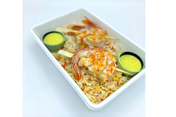 Riso basmati con gamberi, verdurine, mandorle e salsa al curry in box per consegna a domicilio.
