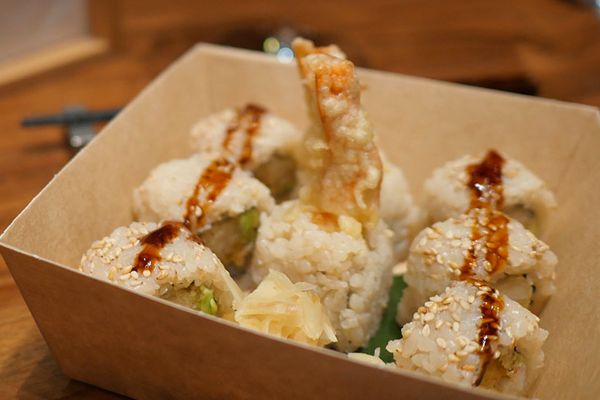 Sushi delivery stellato Wickys: roll con gambero in tempura, avocado e salsa. Cibo giapponese a domicilio.