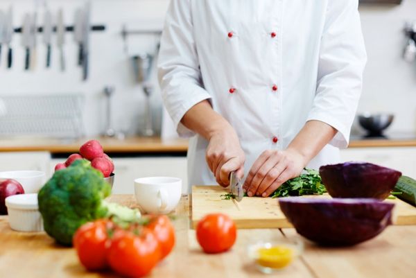 Chef digitale taglia verdure fresche. InstaChef: cucina post-Covid, il digitale è servito.