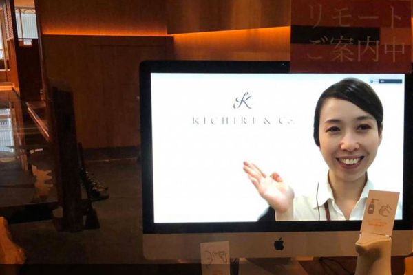 Monitor ristorante in Giappone. Fase 2 ristorazione con videochiamata e igienizzante mani. Ristoranti nel mondo.