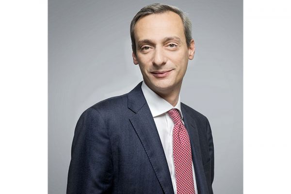 Andrea Cartoccio di Elior, esperto in ristorazione collettiva. Ritratto formale in giacca e cravatta.