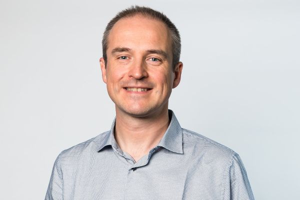 Benoit Bronckart di AB InBev, digitalizzazione Horeca con Dishcovery. Ritratto sorridente.