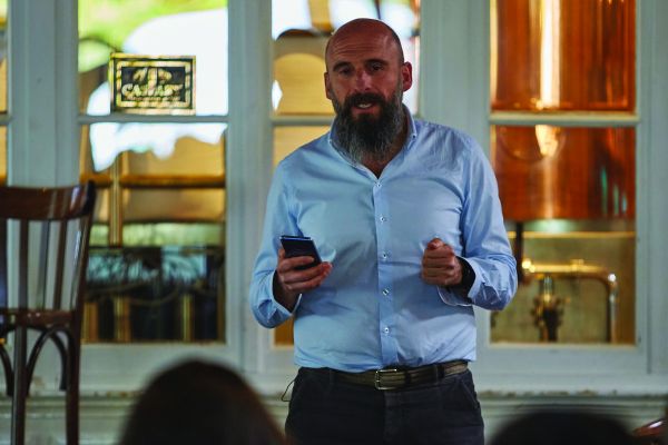 Beppe Scotti di Gruppo Ethos durante un team building alla Fabbrica Libera di Casatenovo. Cultura del cibo.