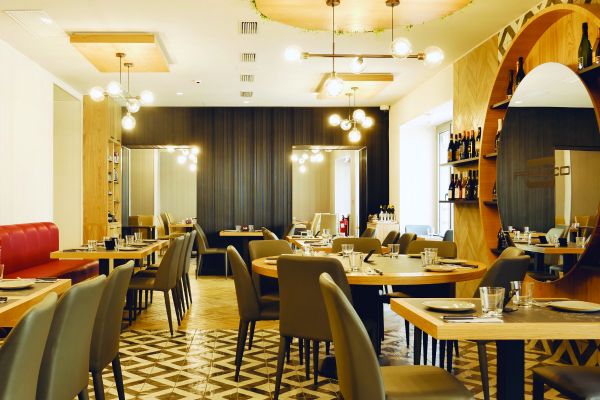 Interno del ristorante Fresco, Napoli. Tavoli apparecchiati, design moderno e accogliente. Cucina napoletana.