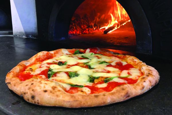 Pizza napoletana fresca di forno a legna. Tradizione e gusto italiano.