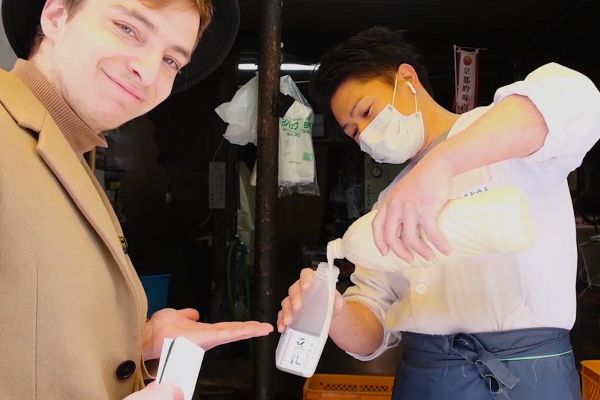 Giappone: uomo assaggia cibo locale. Storytelling di cibo con video e tour virtuali.